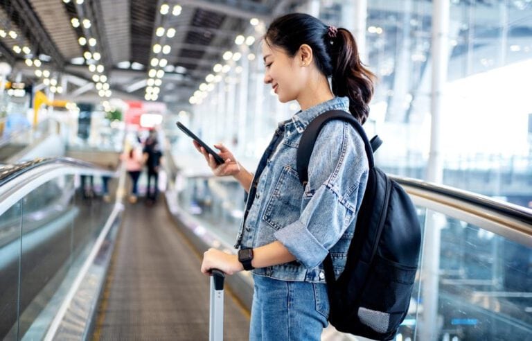 นักท่องเที่ยวใช้ซิมเที่ยวจีนประเภท eSIM สำหรับเล่น Facebook, LINE และ Instagram